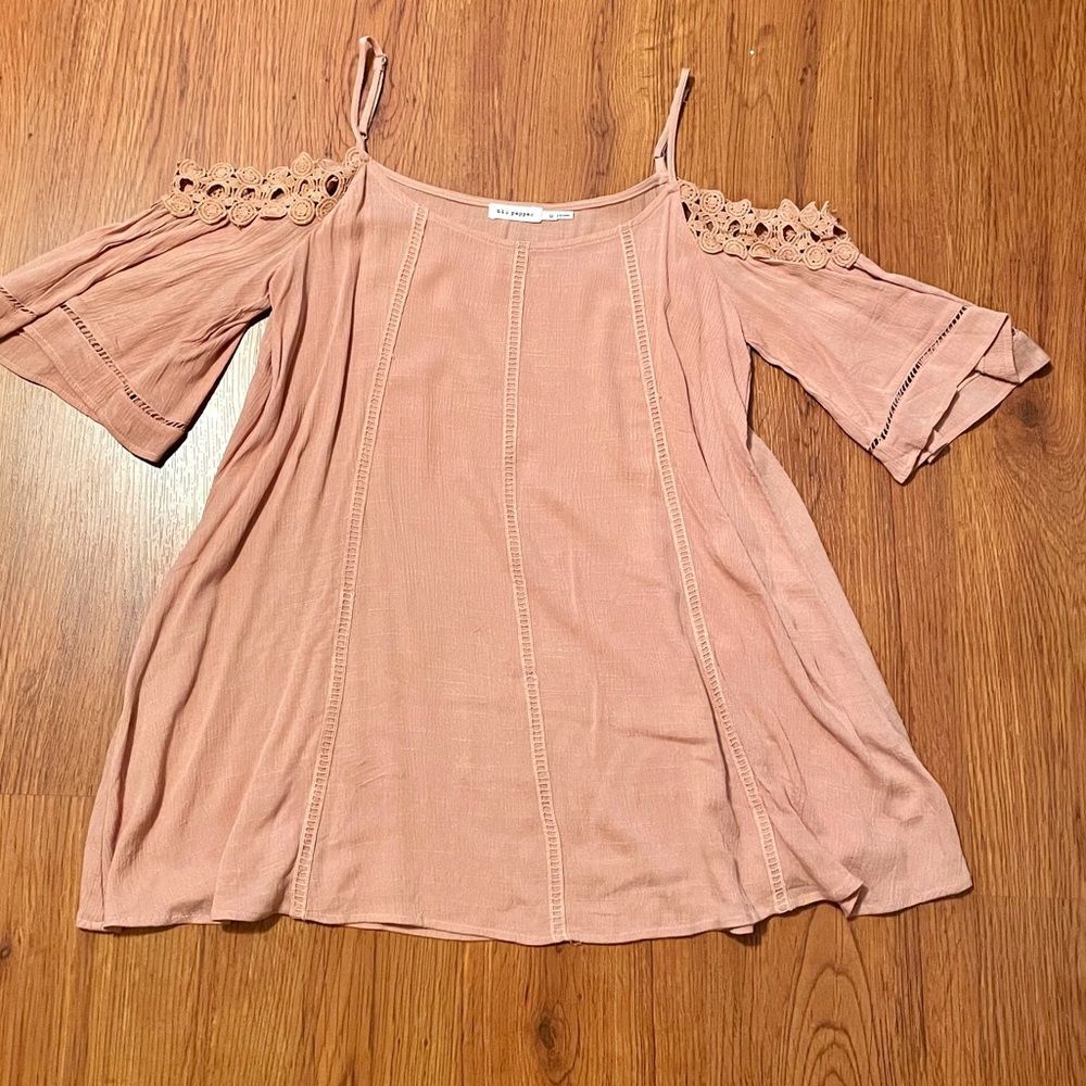 Pretty cold shoulder top -M